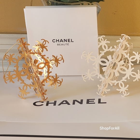 2024 CHANEL SNOWFLAKE ORNAMENTS SET - Picture 10 of 11